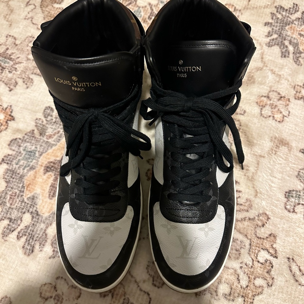 Louis Vuitton Monochrome High-Top Sneakers MS 0260